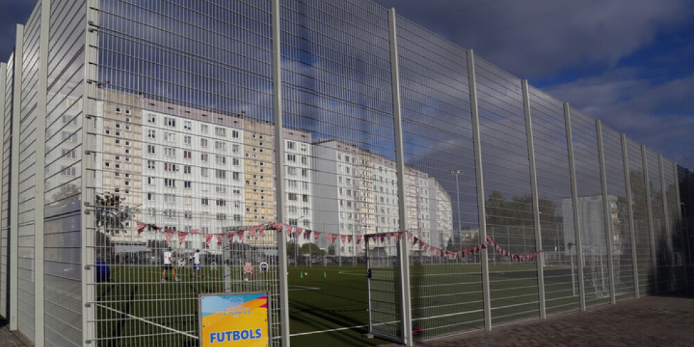 Rīgas 84.vidusskolas atjaunotais sporta laukums.
