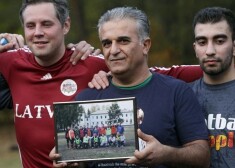 Irākas kurdu bēglis Tariks (centrā), kurš pēc bēgļa statusa iegūšanas Latvijā no valsts labākas dzīves meklējumos aizbrauca uz Vāciju, nu atgriezies Latvijā.