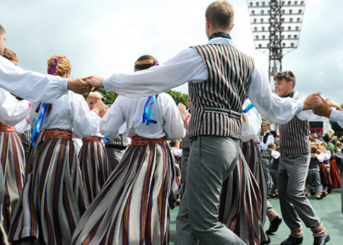 Tērpi būs vajadzīgi 620 deju kolektīviem, un viens tērps izmaksās vismaz 80 eiro, taču valsts tam nedos ne centa un tagad nav skaidrs, kas par tiem maksās.