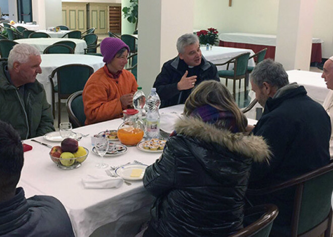 Pāvests savā 80.jubilejā brokasto ar 8 bezpajumtniekiem. FOTO. VIDEO