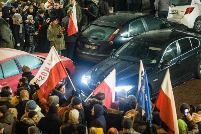 Opozicionāri, dziedot valsts himnu un saucot "Brīvi mediji!" un "Demokrātija!", vairākas stundas pulcējās ap spīkera tribīni, bloķējot Seima darbu valsts budžeta pieņemšanā.