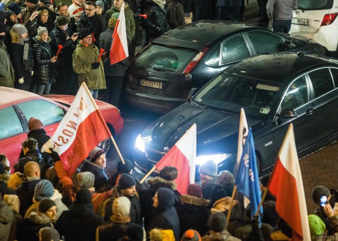 Varšavā cilvēki iziet ielās, protestējot pret valdības plānu ierobežot žurnālistu piekļuvi Seimam. FOTO. VIDEO