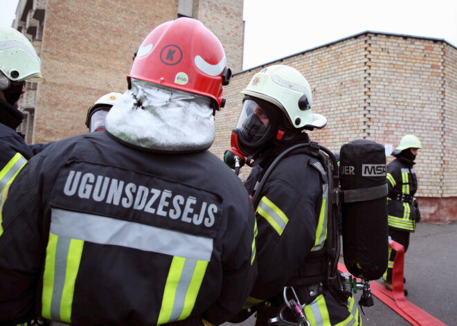 Ugunsdzēsēji aizvadījuši mierīgu diennakti; atgādina par dūmvadu tīrīšanu