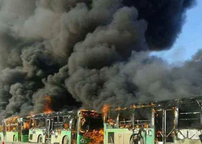 Sīrijā uzbrukts vairākiem evakuācijai paredzētajiem autobusiem. FOTO