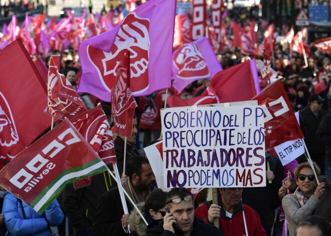 Spānijā tūkstošiem cilvēku protestē pret valdības politiku