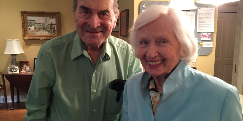 Heimlihs pirms dažiem mēnešiem lietoja šo manevru, lai izglābtu dzīvību citam aprūpes nama iemītniekam – 87 gadus vecajai Petijai Raisai.