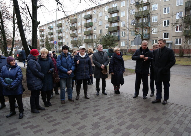 Atklāj renovēto sociālo dzīvojamo māju Aglonas ielā