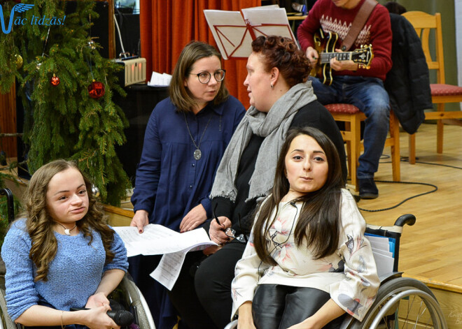 Gatavojoties Ziemassvētku labdarības akcijas "Nāc līdzās!" koncertam, 2016. gada 18. decembrī Strazdumuižas internātvidusskolas zālē kopā ar bērniem un jauniešiem ar īpašām vajadzībām koncertu izmēģināja populāri mūziķi.