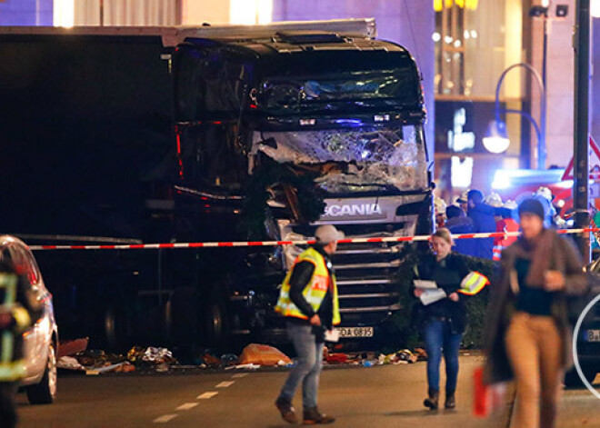 Berlīnes Ziemassvētku tirdziņā kravas mašīna ietriecas cilvēku pūlī, vismaz 12 mirušie. FOTO. VIDEO