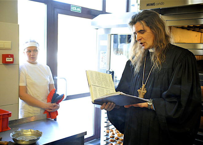 Brīvmācītājs Valters Korālis iesvēta Liepkalnu maizes ceptuvi.