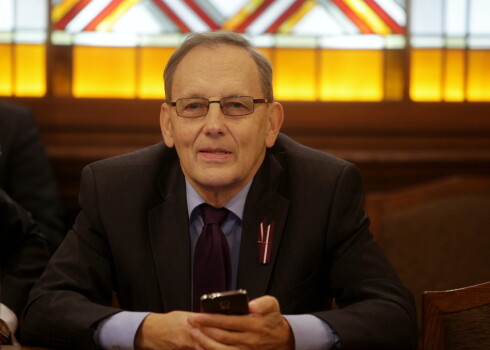 Kiršteins skaidroja, ka Kučs savulaik kā eksperts esot vērtējis izteikumus no kādas intervijas laikrakstā "DDD", kurā daļa iedzīvotāju nosaukti par okupantiem un viņiem veltīti dažādi pārmetumi.