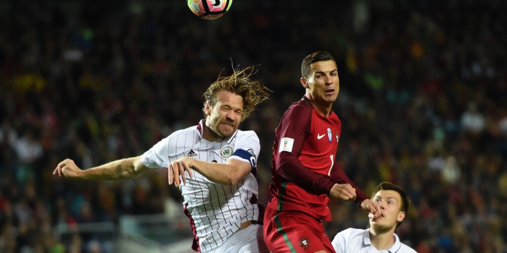 Savā gada pēdējā spēlē mūsu futbolisti spēkoās ar Eiropas čempioni futbolā.