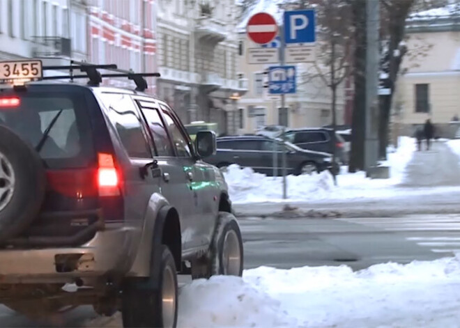 Sieva ar džipu uzbrauc uz apmales un pārbiedē gājējus. VIDEO