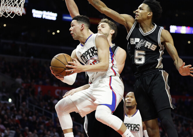 Bertāns netiek laukumā "Spurs" zaudējums pret "Clippers"