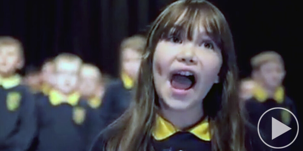 Desmitgadīga meitenīte, kura sirgst ar autismu, ar savu balsi aizkustina miljonus. VIDEO