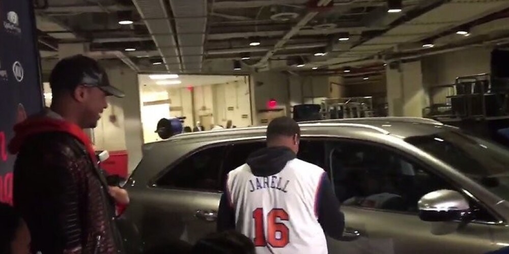 "Knicks" basketbolista Ziemassvētku brīnums: viņš uzdāvina auto puisim, kurš sirgst ar vēzi. VIDEO