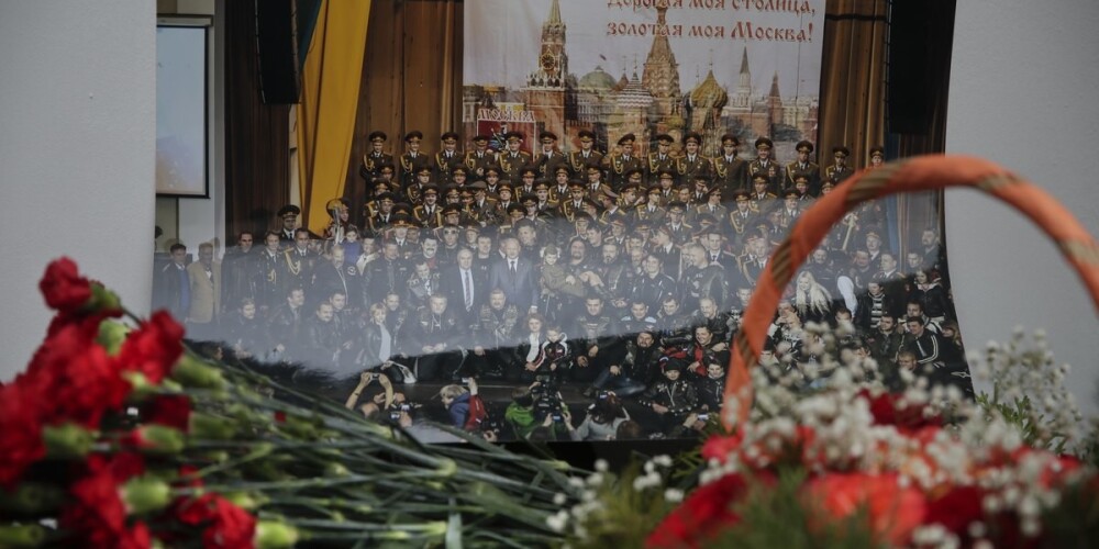 Свечи горят и около телецентра Останкино, и рядом с офисом фонда Елизаветы Глинки