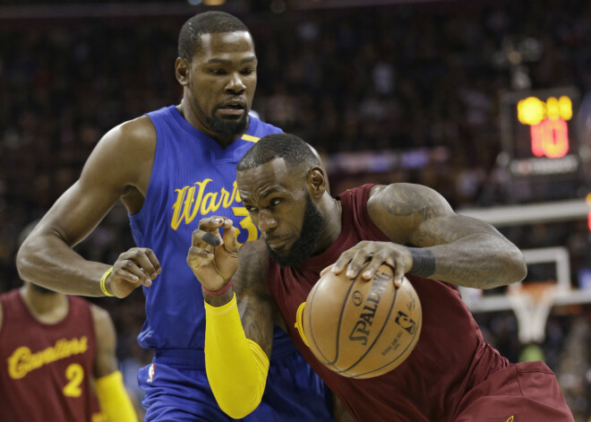 NBA atzīst, ka tiesneši pieļāvuši daudz kļūdu līderievienību "Warriors" un "Cavaliers" mačā. VIDEO