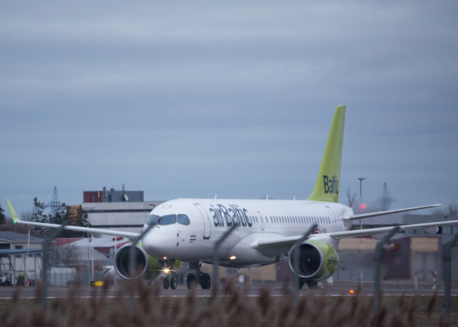 "airBaltic" jaunajai lidmašīnai CS300 neizdodas nosēsties reisa galamērķī Parīzē