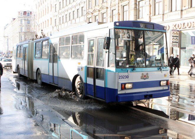 Nokrītot trolejbusā, sirmgalve gūst nopietnas traumas