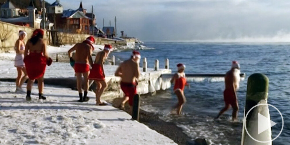 Bikini skrējiens un vēsās peldes Baikāla ūdenī palīdz norūdīties pret saslimšanu. VIDEO