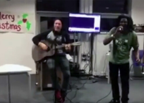 Kriss Mārtins pārsteidz bezpajumtniekus ar Džordžam Maiklam veltītu dziesmu. VIDEO