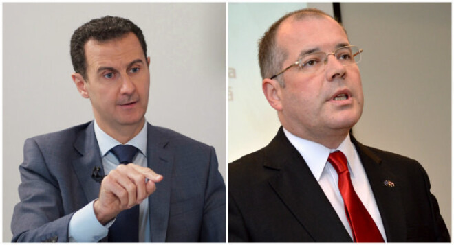 Tikšanās noslēgumā Mamikins (no labās) pasniedzis Sīrijas prezidentam (no kreisās) sudraba kolekcijas monētu ar Rīgas pils attēlojumu.