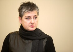 Gada vārda titula pretendenti - "Breksits" un "pēcpatiesība", nevārda - "kapu tramvajs", taču tiek gaidīti vēl varianti, paskaidroja Ieva Kolmane.