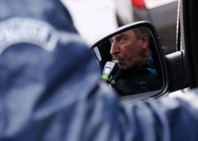 Uz ceļiem aktīvi strādā policija, tvarstot svinētājus, kuri neprotas