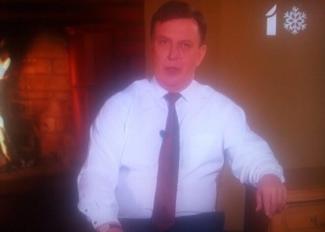 Premjers kamīna gaismā atvainojas par smagajiem lēmumiem, kurus valdība pieņēma