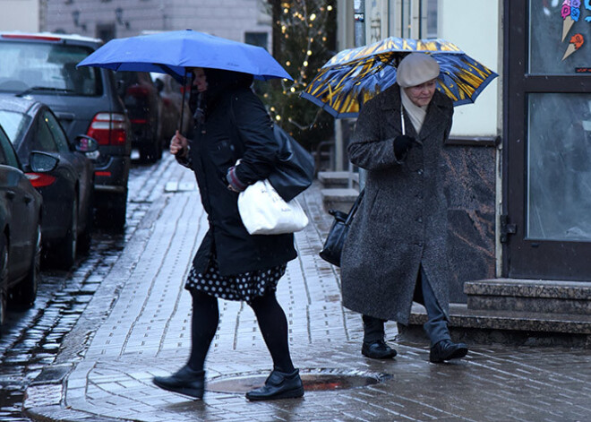 Vāc parakstus par iespēju no ārvalstīm atbalstīt tuviniekus Latvijā bez dubulta nodokļu sloga