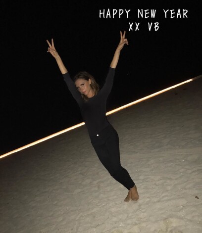 Босоногая Виктория Бэкхем поздравила подписчиков с Новым годом