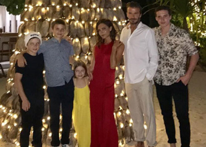 Дэвид Бэкхем поделился фотографией с женой и детьми