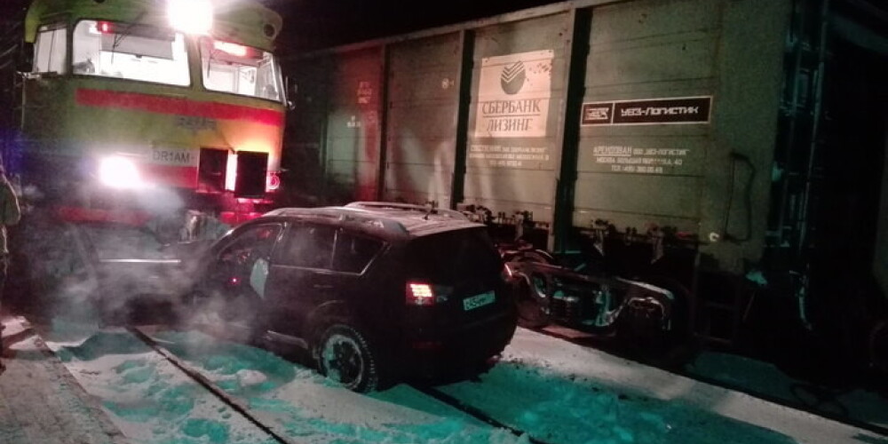 В Дарзини два поезда столкнулись с автомобилем
