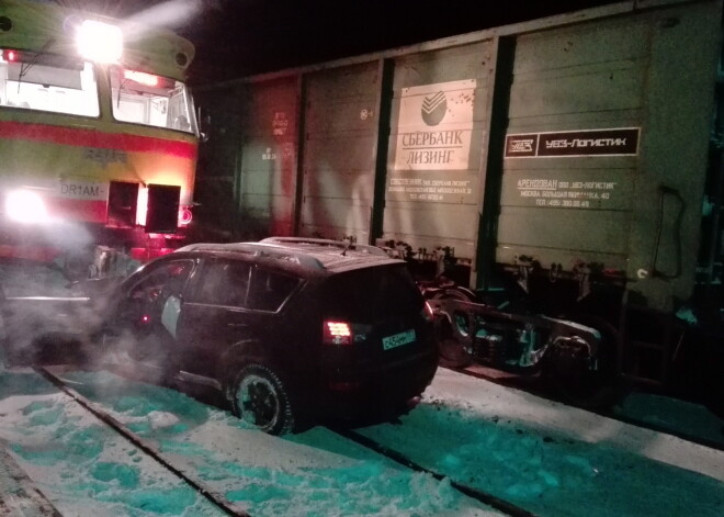 Dārziņos divi vilcieni sadūrušies ar automašīnu; cilvēkus nogādās mājās ar speciāliem autobusiem. FOTO