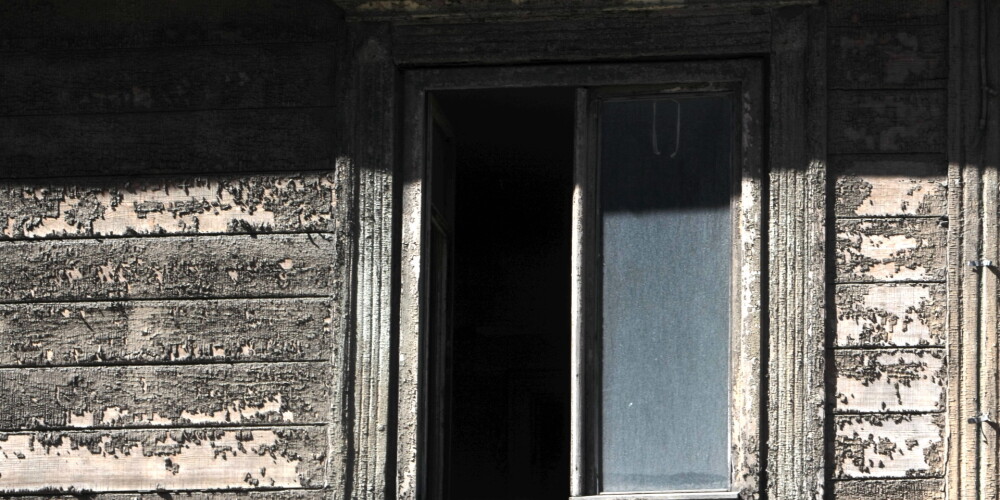 Apkārtējie, visticamāk, dzirdēja bērna raudas, jo pat logs bija vaļā, bet policijā nevērsās.