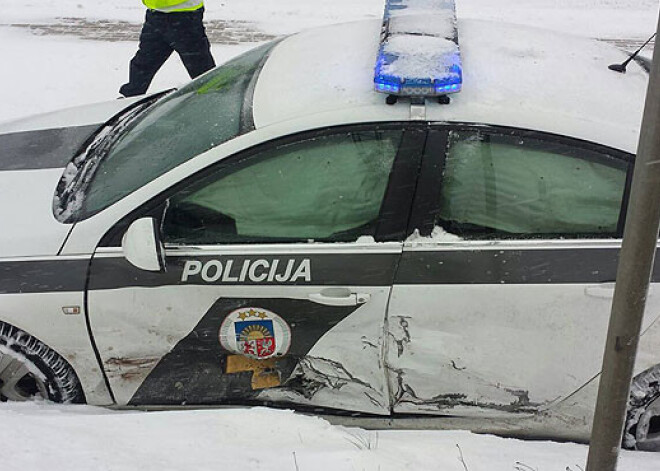 Siguldā auto ietriecas policijas spēkratā, kas braucis ar ieslēgtām bākugunīm. FOTO