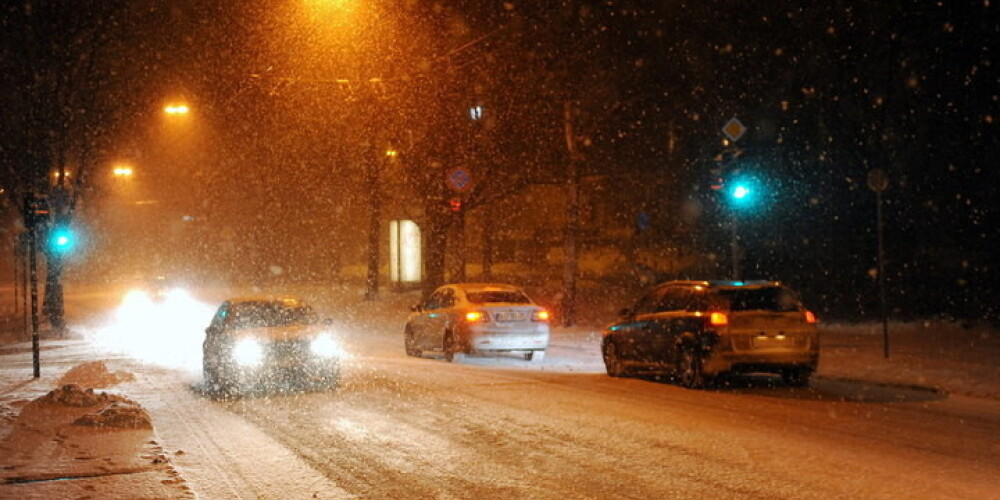 Латвию накрыла снежная буря: затруднено движение, проблемы с электричеством, на дорогах аварии