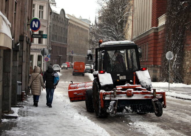 Rīgā turpinās lielo ielu tīrīšana, bet mazākās ielas tīrīs pēcpusdienā