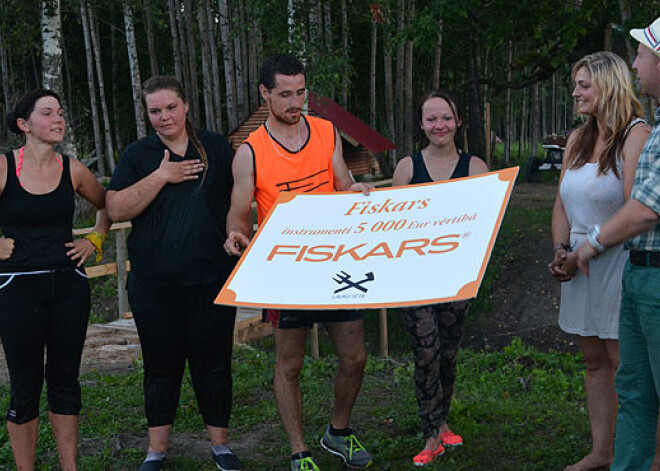 "Lauku sētas" finālā pēc rakāšanās mēslos uzvarētāja gods tiek Mairitai ar Rūdolfu. FOTO