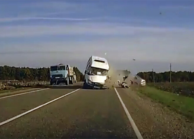 Šausmīgākās un biedējošākās 2016. gada autoavārijas. VIDEO