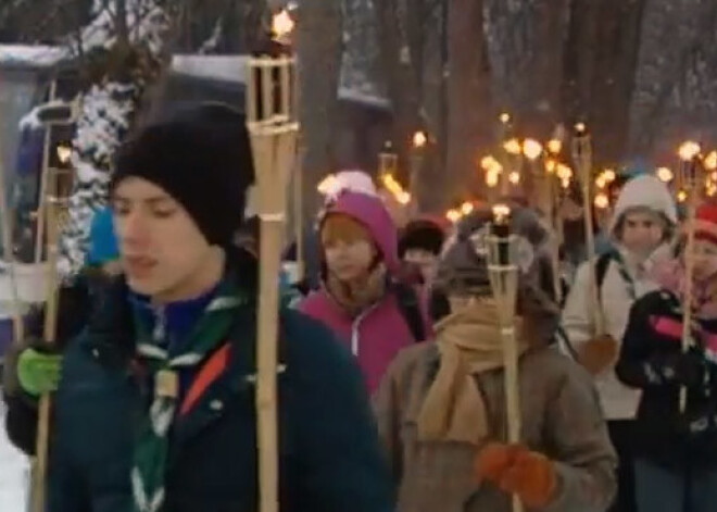 Simtiem cilvēku Tīreļpurvā un Ložmetējkalnā piemin Ziemassvētku kaujas. VIDEO