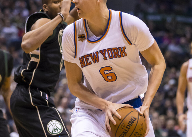 Porziņģis atgriežas laukumā ar lielisku sniegumu; "Knicks" atmaksā "Bucks" par sāpīgo zaudējumu. FOTO. VIDEO