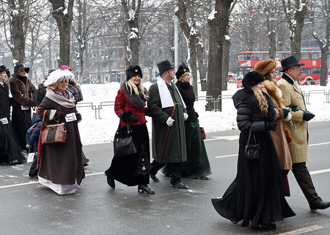 Simtiem cilvēku Rīgā dodas Šerloka Holmsa dzimšanas dienas kostīmu parādē. FOTO