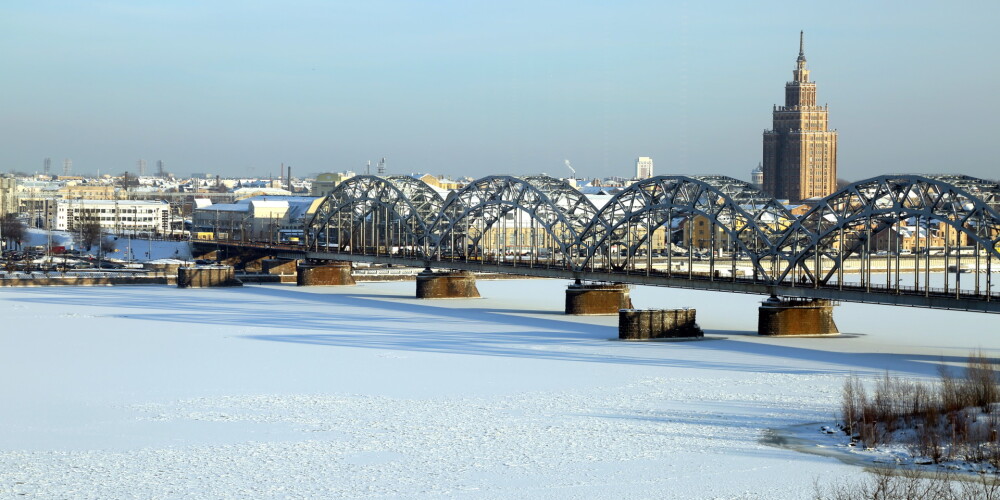 Daļēji atcelts aizliegums atrasties uz Rīgas ūdenstilpņu ledus