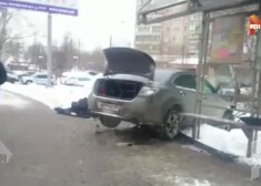 Машина резко сорвалась с места и, перелетев через бордюр, врезалась в остановочный павильон, сбив трех человек