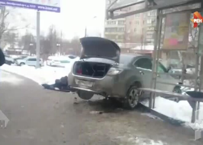 В Подмосковье мертвый водитель протаранил остановку. ВИДЕО