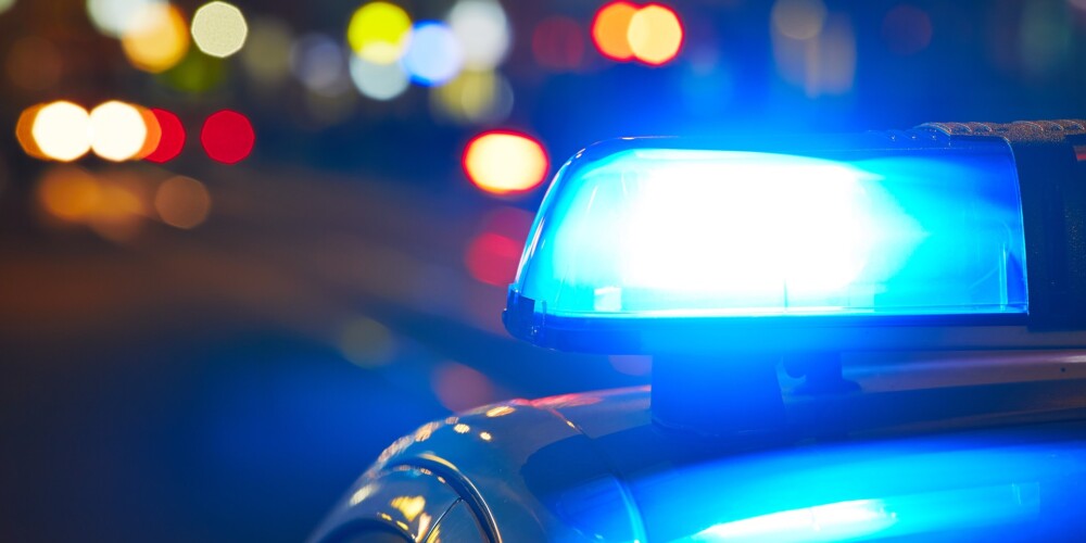 Piedzēries policists avarē ar dienesta automašīnu; cietusi pasažiere