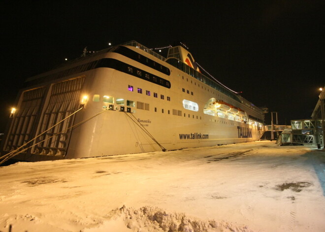 Ar vairāku stundu nokavēšanos Rīgā ienācis "Tallink" prāmis "Romantika", kurš naktī uz 12.janvārī vētras dēļ tika pie nelieliem postījumiem.