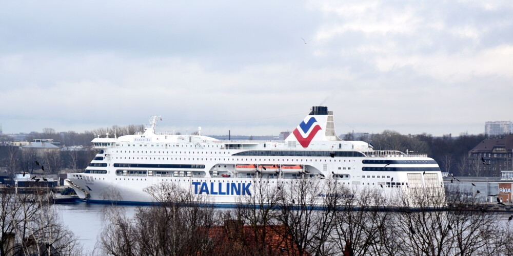 Vētrā cietušo "Tallink" kuģi ieskāva milzīgi viļņi, tas jau ieradies Rīgā
